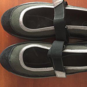 EUC ROCKPORT GRAY-BLACK WOMENS SIZE 8.5 MARY JANE STYLE FLATS
